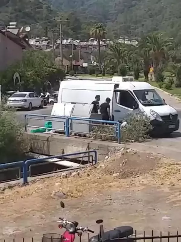 Yangınla mücadele eden personelin sularını çöpe atıp, üstüne pişkin pişkin savunma yaptılar Yangınla mücadele eden personelin sularını çöpe atıp, üstüne pişkin pişkin savunma yaptılar