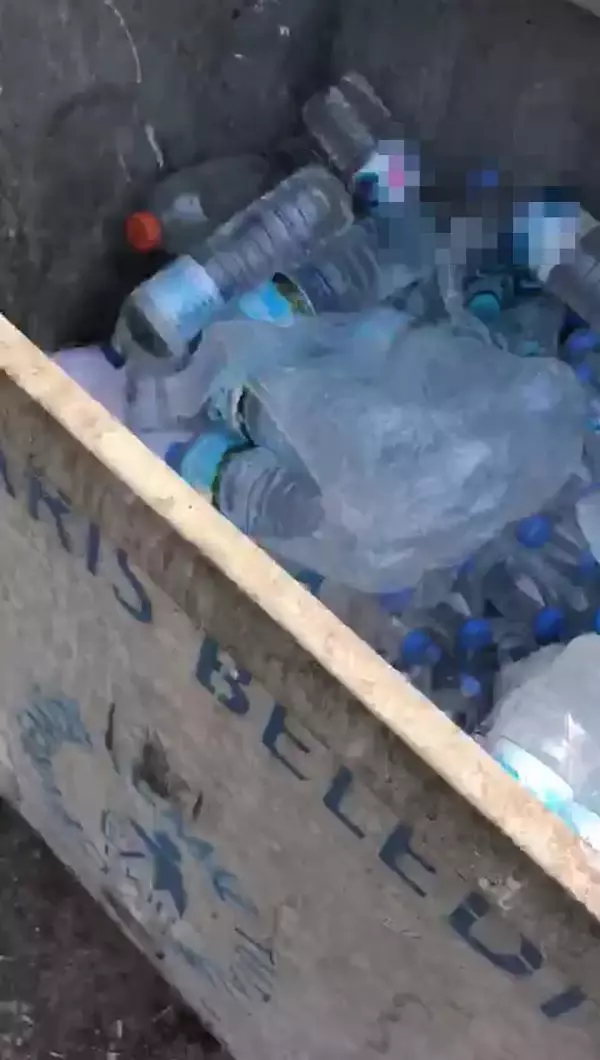 Yangınla mücadele eden personelin sularını çöpe atıp, üstüne pişkin pişkin savunma yaptılar Yangınla mücadele eden personelin sularını çöpe atıp, üstüne pişkin pişkin savunma yaptılar