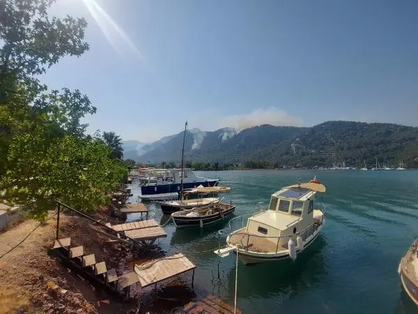 MARMARİS'TEKİ YANGIN 7'NCİ GÜNDE; ALEVLER DELİKLİYOL MEVKİSİNE SIÇRADI, 3 EV VE RESTORAN TAHLİYE EDİLDİ