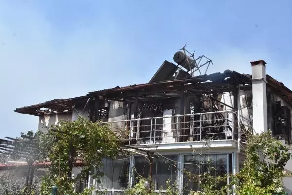Yanan Evi̇nden Son Anda Kaçti: 'Canimi Aldim Çiktim' 10 YANAN EVİNDEN SON ANDA KAÇTI: 'CANIMI ALDIM ÇIKTIM'