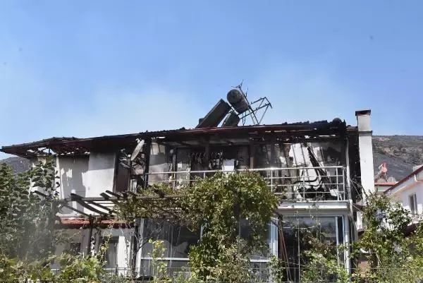 Yanan Evi̇nden Son Anda Kaçti: 'Canimi Aldim Çiktim' 14 YANAN EVİNDEN SON ANDA KAÇTI: 'CANIMI ALDIM ÇIKTIM'