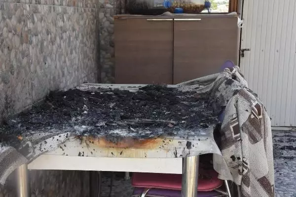 Yanan Evi̇nden Son Anda Kaçti: 'Canimi Aldim Çiktim' 4 YANAN EVİNDEN SON ANDA KAÇTI: 'CANIMI ALDIM ÇIKTIM'