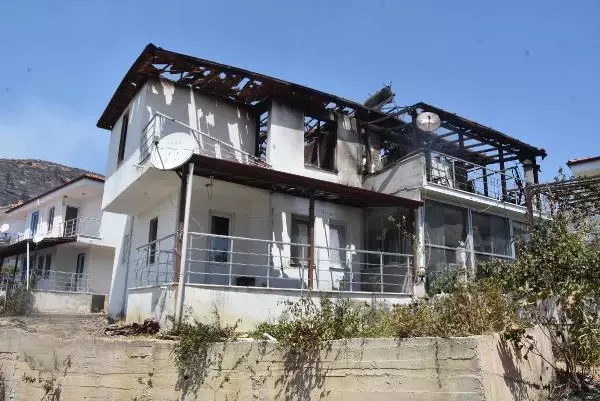 Yanan Evi̇nden Son Anda Kaçti: 'Canimi Aldim Çiktim' 8 YANAN EVİNDEN SON ANDA KAÇTI: 'CANIMI ALDIM ÇIKTIM'