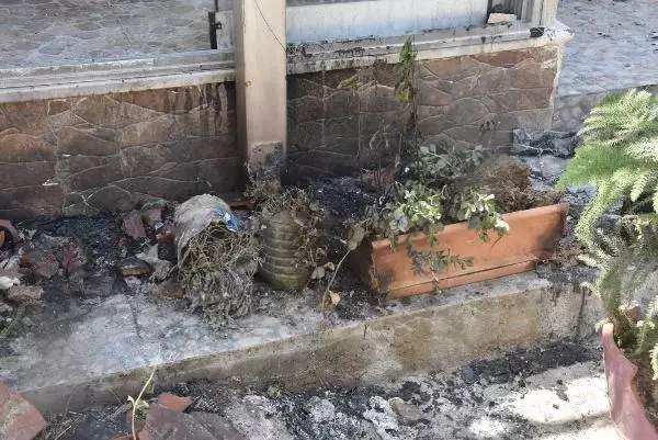 Yanan Evi̇nden Son Anda Kaçti: 'Canimi Aldim Çiktim' 9 YANAN EVİNDEN SON ANDA KAÇTI: 'CANIMI ALDIM ÇIKTIM'