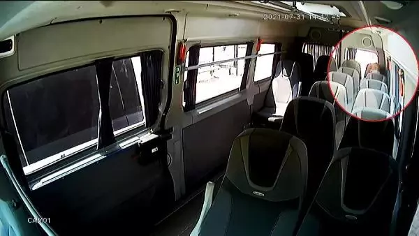 MİNİBÜSÜN ARKA KOLTUĞUNDA SAKLANDI, ŞOFÖR İNİNCE PARALARI ÇALDI