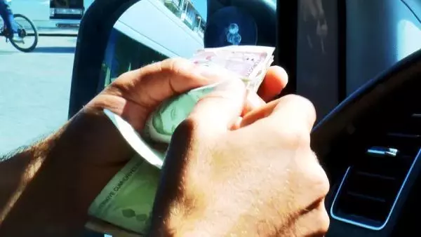 MİNİBÜSÜN ARKA KOLTUĞUNDA SAKLANDI, ŞOFÖR İNİNCE PARALARI ÇALDI