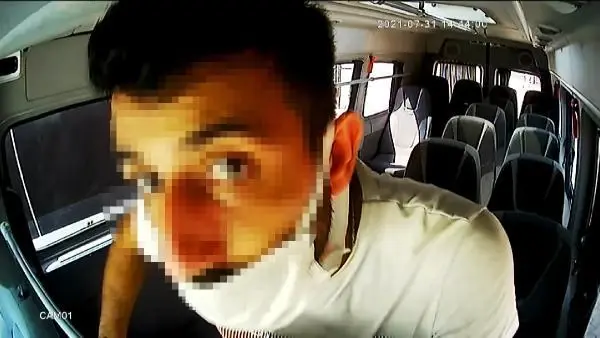 MİNİBÜSÜN ARKA KOLTUĞUNDA SAKLANDI, ŞOFÖR İNİNCE PARALARI ÇALDI