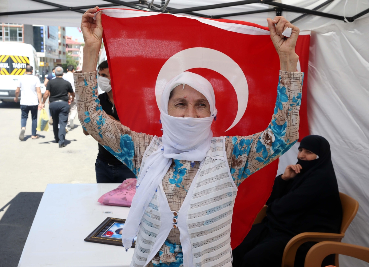 Evlat nöbetindeki anne, teslim olan 3 kişi için Türk bayrağıyla halay çekti