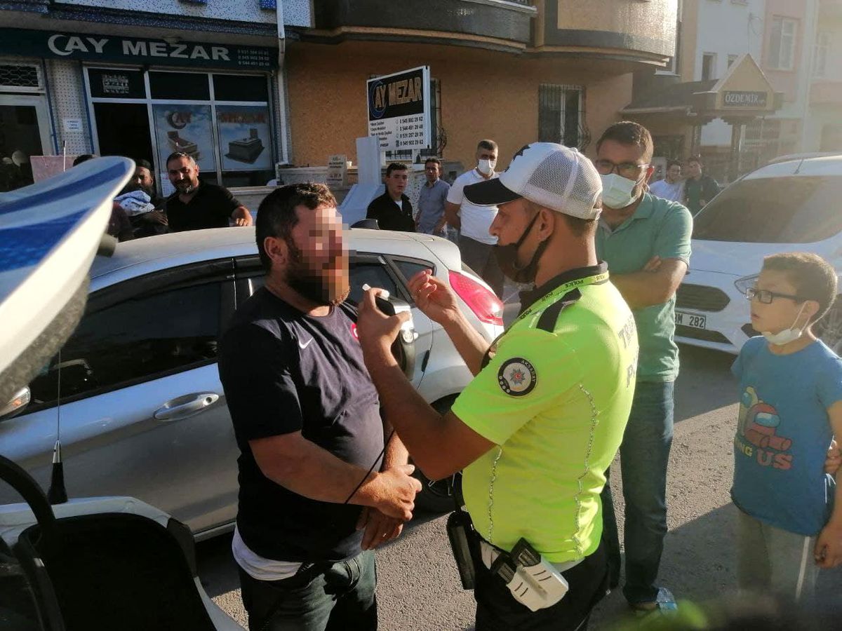 Park halindeki araçlara çarpan sürücü 'Benim devlete hiçbir sıkıntım yok, alkollüyüm'