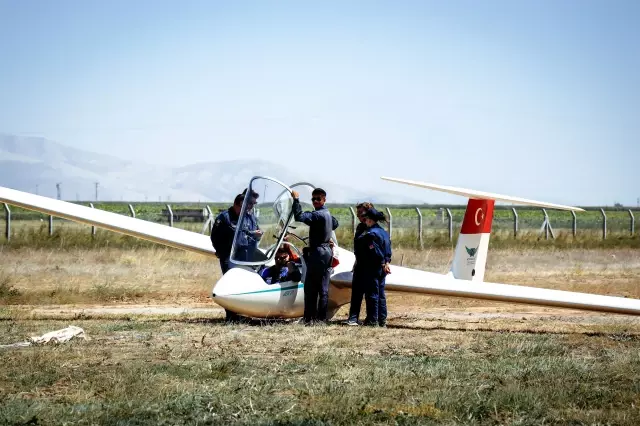 Pilotaj bölümünün kız öğrencileri, planör ve tek motorlu uçaklarla göreve hazırlanıyor