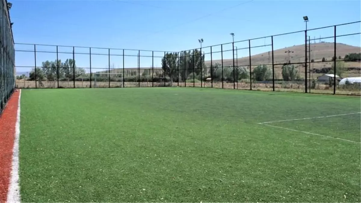 Sandıklı'da halı saha tesisi yenilendi