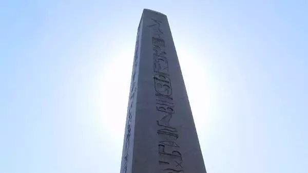 Sultanahmet'teki tarihi dikilitaşın üstündeki leke vatandaşın tepkisi çekti Sultanahmet'teki tarihi dikilitaşın üstündeki leke vatandaşın tepkisi çekti