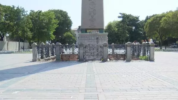 Sultanahmet'teki tarihi dikilitaşın üstündeki leke vatandaşın tepkisi çekti Sultanahmet'teki tarihi dikilitaşın üstündeki leke vatandaşın tepkisi çekti
