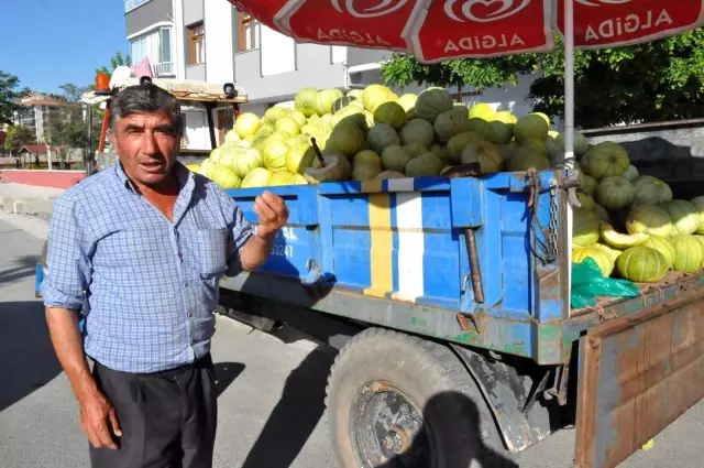 Sungurlu'nun 10 dilim kavunu tezgahlarda yerini aldı