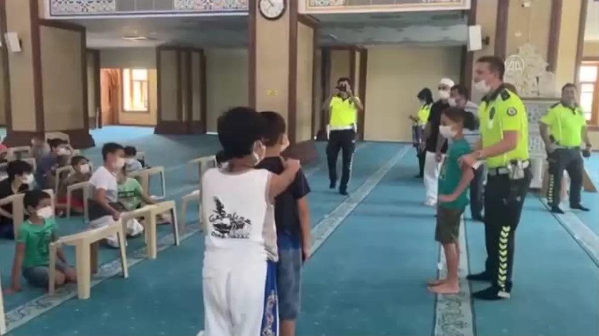 Trafik polisliğine özenen çocuğa uygulama noktasında