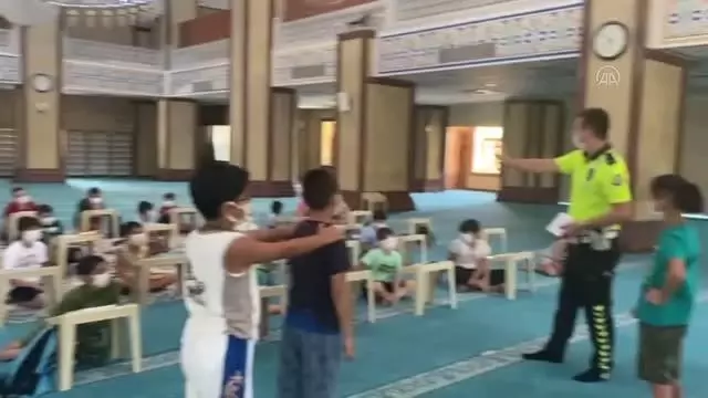 Trafik polisliğine özenen çocuğa uygulama noktasında temsili görev