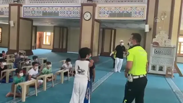 Trafik polisliğine özenen çocuğa uygulama noktasında temsili görev