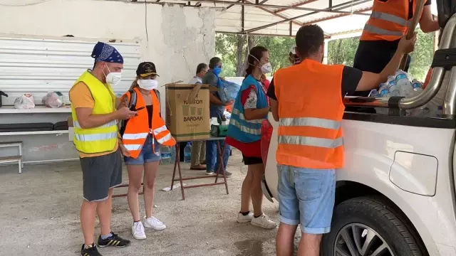 Ünlü oyuncu üç gün önce tatil yaptığı bölgeye bu sefer yangın söndürmeye geldi Ünlü oyuncu üç gün önce tatil yaptığı bölgeye bu sefer yangın söndürmeye geldi