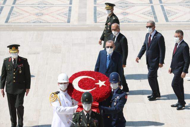 YAŞ toplantısı öncesi Anıtkabir'i ziyaret eden Cumhurbaşkanı Erdoğan, özel defteri imzaladı YAŞ toplantısı öncesi Anıtkabir'i ziyaret eden Cumhurbaşkanı Erdoğan, özel defteri imzaladı