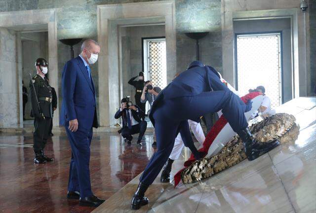 YAŞ toplantısı öncesi Anıtkabir'i ziyaret eden Cumhurbaşkanı Erdoğan, özel defteri imzaladı YAŞ toplantısı öncesi Anıtkabir'i ziyaret eden Cumhurbaşkanı Erdoğan, özel defteri imzaladı