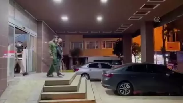 Zeytinburnu'nda asker kıyafetiyle dolaşan 9 düzensiz Afgan göçmen muhafaza altına alındı
