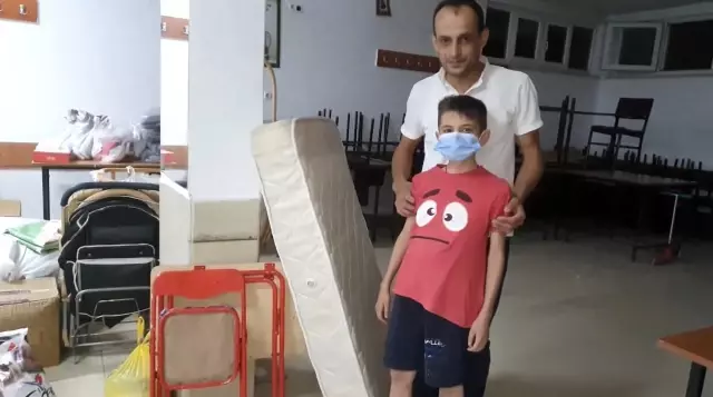 11 yaşındaki Mustafa, yangın bölgesindeki arkadaşları için evindeki masa ve sandalyesini gönderdi