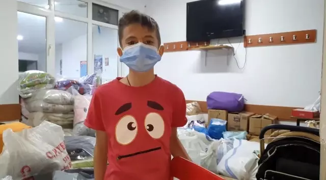 11 yaşındaki Mustafa, yangın bölgesindeki arkadaşları için evindeki masa ve sandalyesini gönderdi