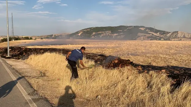 Son dakika haberleri! Adıyaman'da birinci müdahaleyi polislerin yaptığı anız yangını söndürüldü