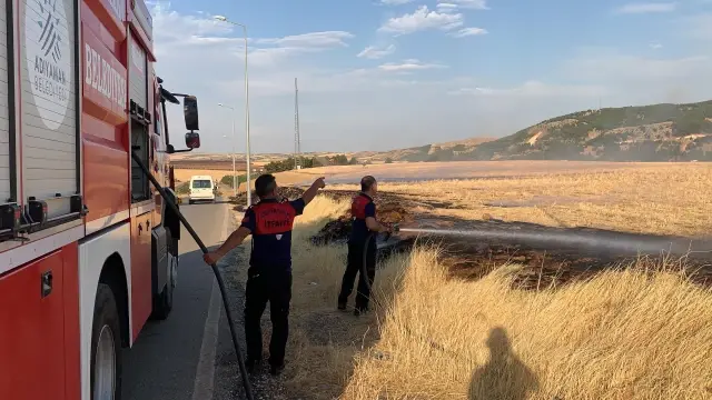 Son dakika haberleri! Adıyaman'da birinci müdahaleyi polislerin yaptığı anız yangını söndürüldü