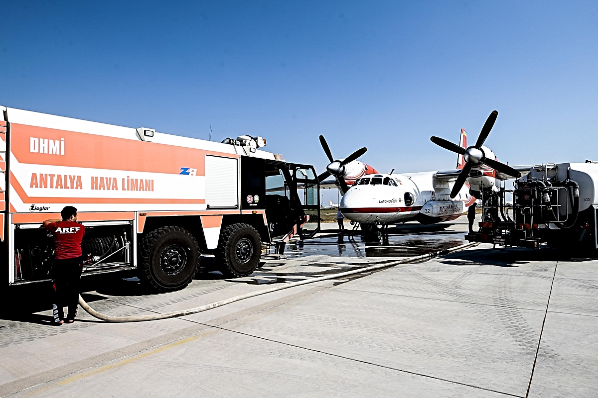 Alevlere karşı zamanla yarışan uçak pilotlarının zorlu mesaisi başladı - Vimarsana News