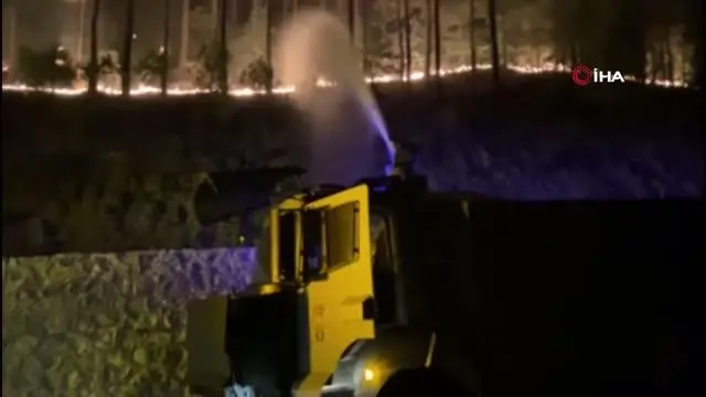 Antalya'nın Manavgat ilçesindeki yangına polislerden TOMA ve kumlu müdahale