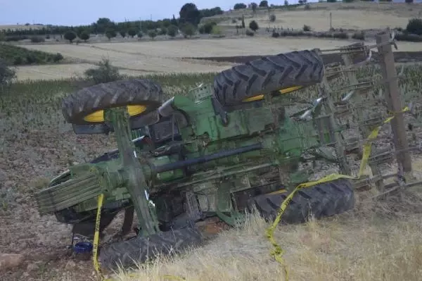 Son dakika haberi... Devrilen traktördeki kuzenlerden biri öldü, başkası yaralandı