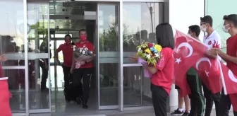 DİYARBAKIR - Olimpiyatlarda 10 metre havalı tüfekte 4. olan Ömer Akgün, çiçeklerle karşılandı