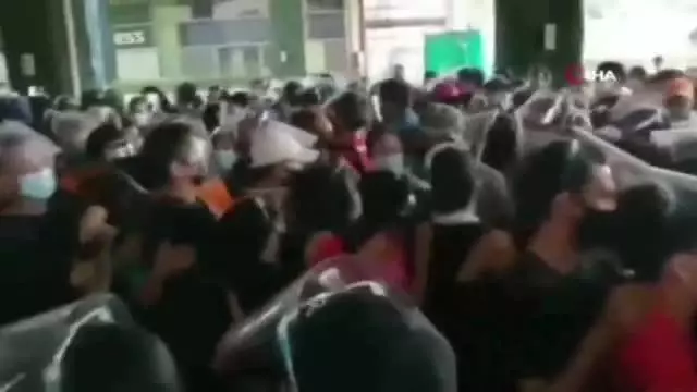 Filipinler'de halk, Covid-19 aşı merkezlerine hücum ettiAşı merkezlerinin önünde uzun kuyruklar oluştu