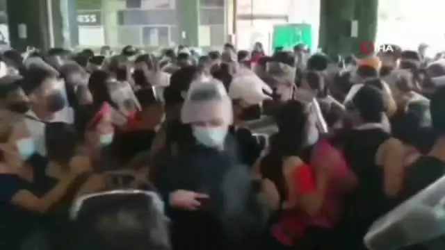 Filipinler'de halk, Covid-19 aşı merkezlerine hücum ettiAşı merkezlerinin önünde uzun kuyruklar oluştu