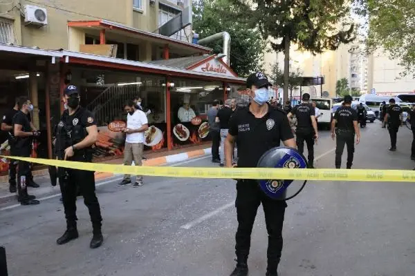 Hastane otoparkında silahlı atağa uğrayan baba ile oğlu yaralandı