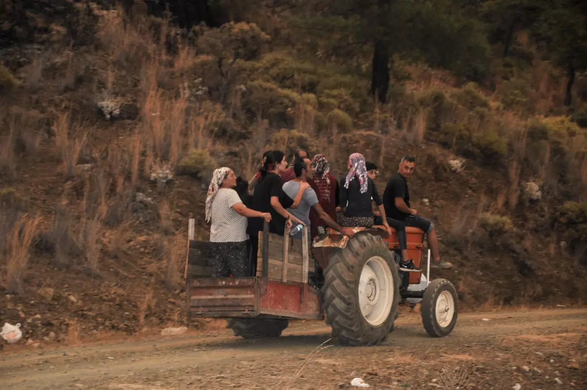 Köyceğiz'de orman yangınlarının tehdit ettiği bir mahalle daha boşaltıldı