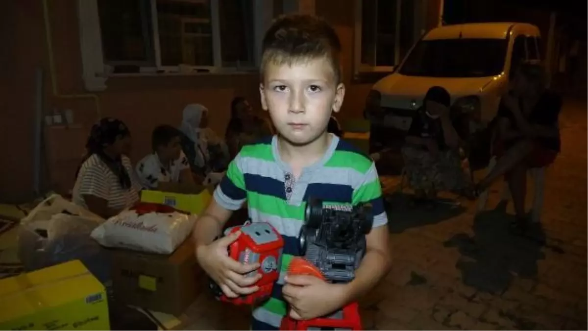 Son dakika haberleri: Küçük Toprak, yangında evleri yanan çocuklara oyuncaklarını gönderdi