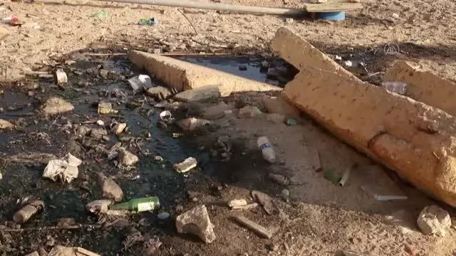Lübnan kıyılarını kaplayan endişe verici kirliliğe rağmen ufukta bir çözüm görülmüyor