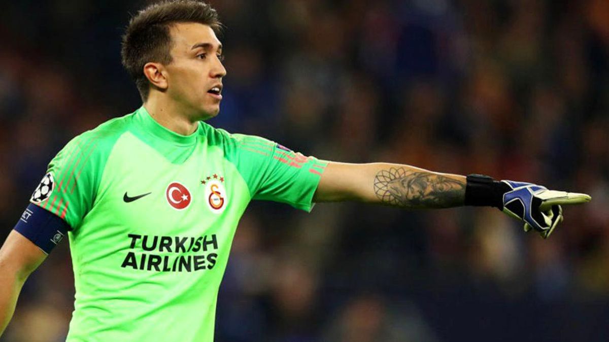 Muslera neden kırmızı kart gördü? Faul mü yaptı? 2021 Galatasaray - St. Johnstone maçında Muslera kırmızı kart mı gördü, neden kırmızı kart yedi?