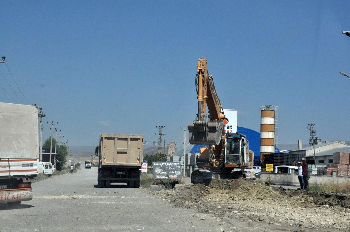 Organize ve Küçük Sanayi Sitesi'nin yolları yapılıyor