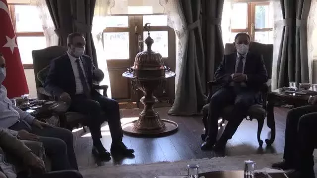 Özhaseki: 'Helikopter yok' diye yemin ediyorlar, bu arada arkasında helikopter uçuyor