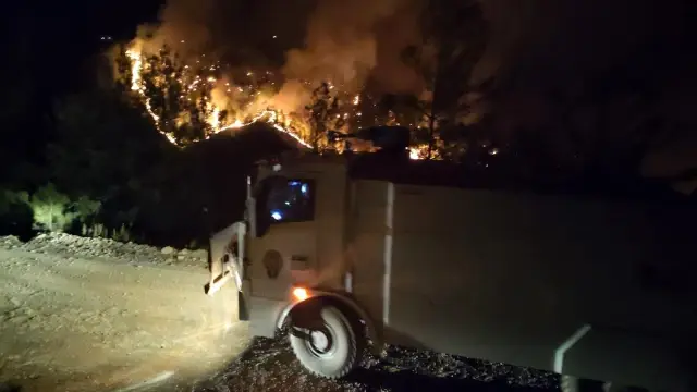 Antalya'nın Manavgat ilçesindeki yangına polislerden TOMA ve kumlu müdahale