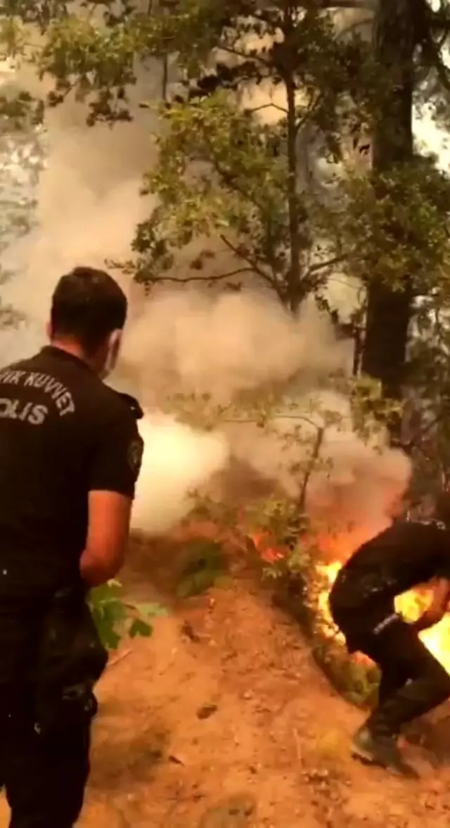 Antalya'nın Manavgat ilçesindeki yangına polislerden TOMA ve kumlu müdahale