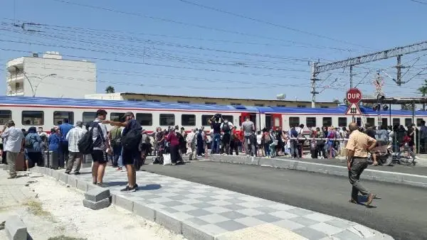 TREN KARŞIT MAKASA GİRDİ; YOLCULAR TAHLİYE EDİLDİ