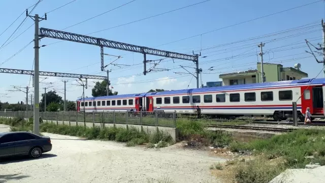 Tren zıt makasa girdi, yolcular tahliye edildi