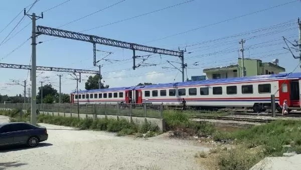 TREN KARŞIT MAKASA GİRDİ; YOLCULAR TAHLİYE EDİLDİ