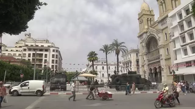Tunus sokağında Cumhurbaşkanı Said'in kararlarına destek olan da var itiraz eden de