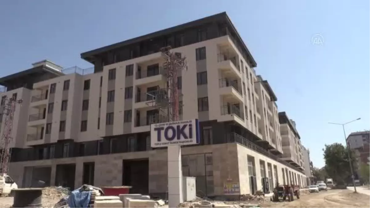 Vali Yırık, TOKİ'den konut sahibi olan depremzedelerle görüştü