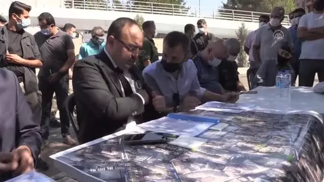 Vali Yırık, TOKİ'den konut sahibi olan depremzedelerle görüştü